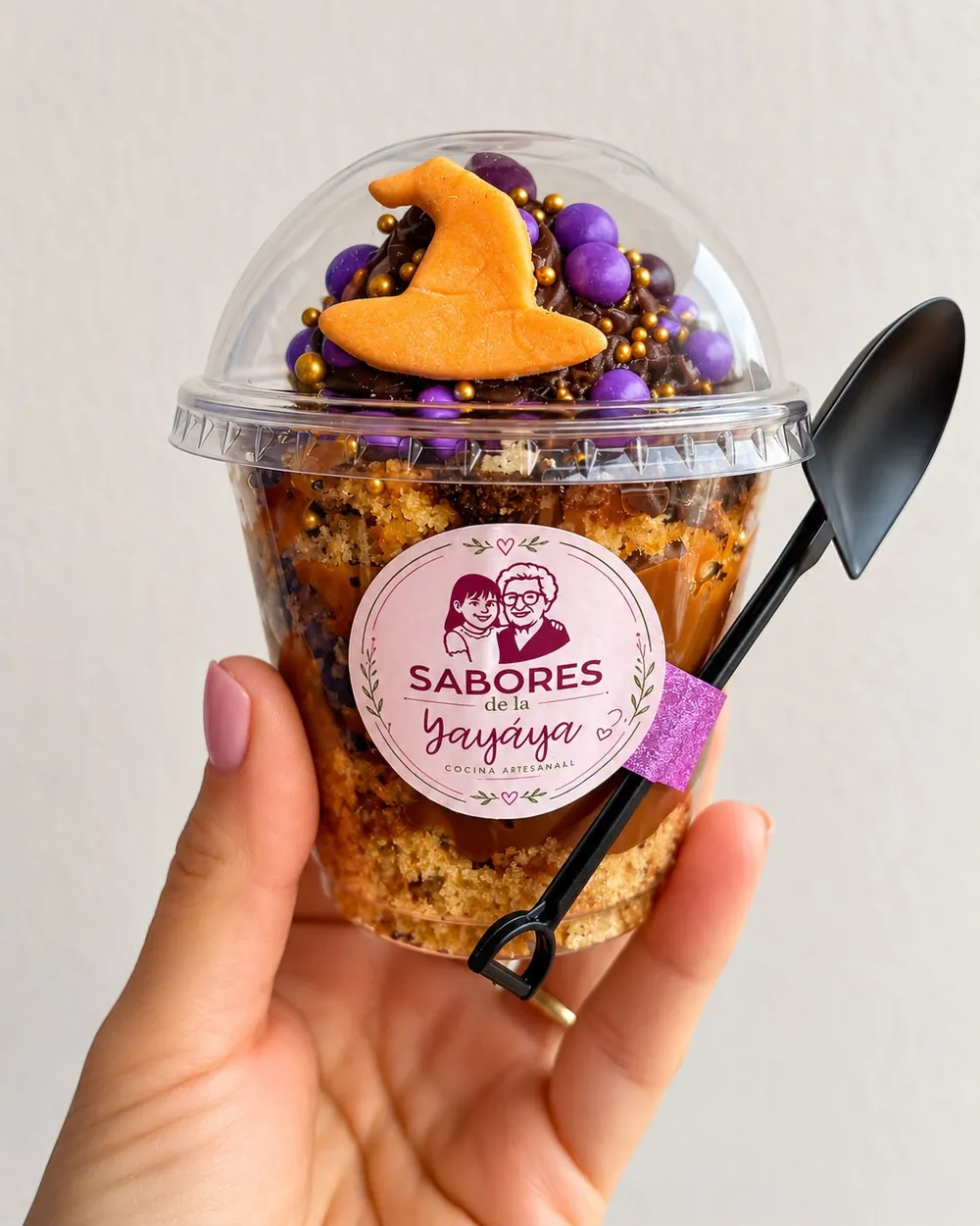 Postre en vaso con decoración de Halloween y etiqueta de Sabores de la Yayáya